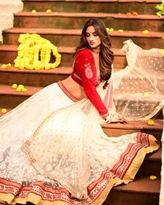 Nusrat Jahan Pics: दुर्गा विसर्जन पर गुलाल से रंगी दिखीं नुसरत जहां, ट्रेडिशनल लुक में लग रहीं बेहद खूबसूरत