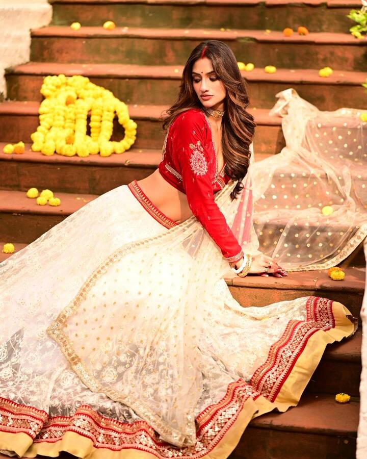 राजनीति से लेकर ग्लैमर इंडस्ट्री में अपनी अलग पहचान बनाने वाली नुसरत जहां (Nusrat Jahan) सोशल मीडिया पर भी खूब एक्टिव रहती हैं. आज नवरात्रि के समापन पर उन्होंने अपनी बेहद खूबसूरत फोटोज शेयर की हैं.