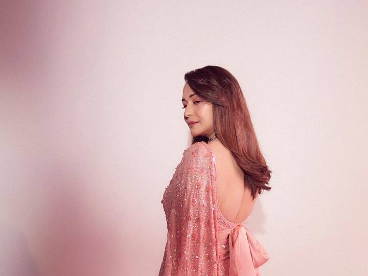 माधुरीच्या वर्कफ्रंटबद्दल बोलायचे झाले तर, ती बऱ्याच दिवसांपासून तिच्या 'माझा मा' या डिजिटल चित्रपटाबद्दल चर्चेत आहे. या चित्रपटात अभिनेत्री खूप वेगळ्या अंदाजात पाहायला मिळत आहे. (फोटो सौजन्य:madhuridixitnene/इंस्टाग्राम)