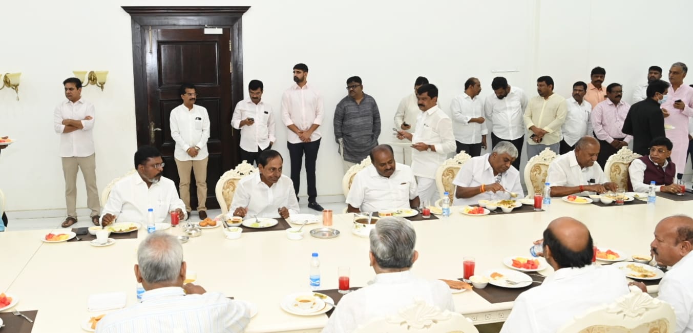 National Party News: ప్రగతి భవన్‌లో అతిథులకు అల్పాహార విందు, ‘జాగ్వార్‌’కు స్వయంగా టిఫిన్ వడ్డించిన కేటీఆర్