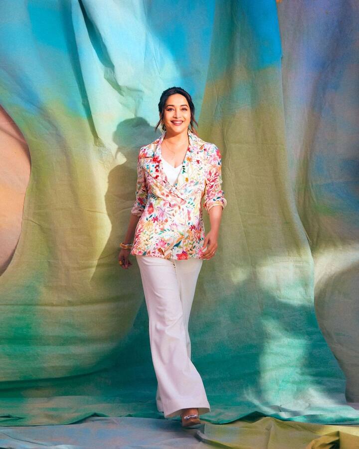 माधुरीचा प्रत्येक लूक चाहत्यांमध्ये वेगाने व्हायरल होऊ लागतो. आता पुन्हा एकदा तिने लेटेस्ट लूकची झलक दाखवली आहे. (फोटो सौजन्य:madhuridixitnene/इंस्टाग्राम)