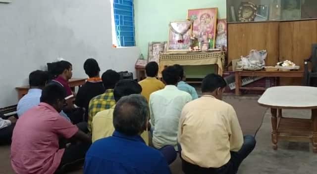 ये बच्चे हर त्यौहार को बड़े चाव से मनाते है. जन्माष्टमी में नेत्रहीन बच्चे कृष्ण भक्ति में लीन होते है, तो नवरात्र में इनकी माता भक्ति देखी जा रही है.