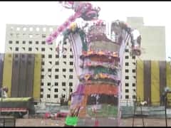 Dussehra 2022: लखनऊ-कानपुर में भारी बारिश से दशहरा कार्यक्रमों में खलल, कहीं टेढ़ा हुआ तो कहीं उखड़ा रावण का पुतला, देखें तस्वीरें