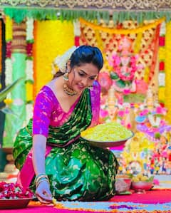 Divi Photos: పండగ కళ అంతా తనలోనే చూపిస్తోన్న సొట్టబుగ్గల సుందరి