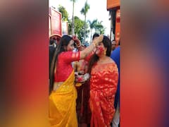 Vijayadashami 2022: With ‘Sindoor Khela' People Bid Farewell To Maa Durga – See Pictures