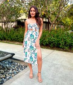 Surbhi Chandana Pics: थाईलैंड में समंदर किनारे रोमांटिक डिनर डेट पर गईं सुरभि चंदना, थाई-हाई स्लिट ड्रेस में ढाया कहर