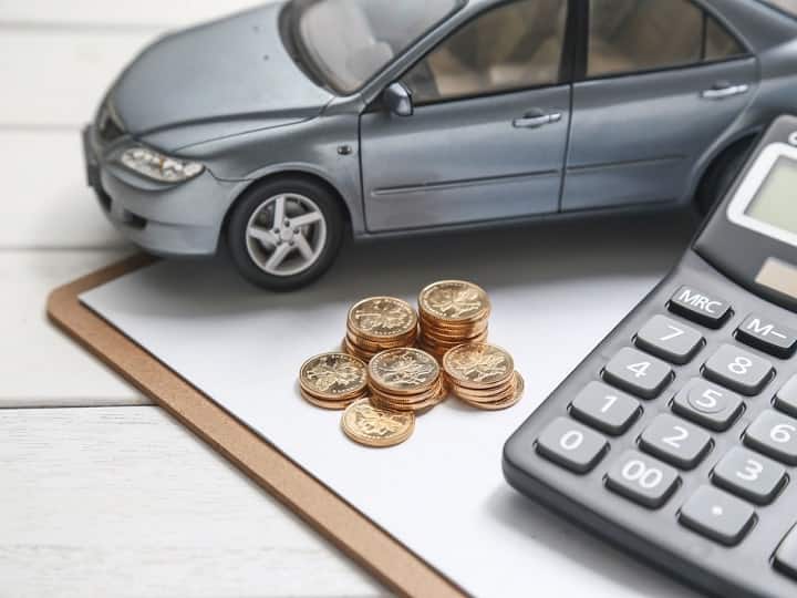 Diwali Car Buying Tips: भारत में इस समय फेस्टिव सीजन चल रहा है. लोग धनतेरस, दिवाली, छठ जैसे खास मौकों पर कार खरीदना बहुत पसंद करते हैं, लेकिन इस दिवाली कार खरीदने से पहले कुछ बातों का खास ख्याल रखना बहुत जरूरी है. कई बार लोग कार शॉपिंग करते वक्त कुछ ऐसी बड़ी गलतियां कर देते हैं जिस कारण बाद में उन्हें बड़े वित्तीय नुकसान उठाना पड़ता है. आइए जानते हैं कि इस फेस्टिव सीजन कार खरीदते वक्त किन बातों का ख्याल रखना बहुत जरूरी है.