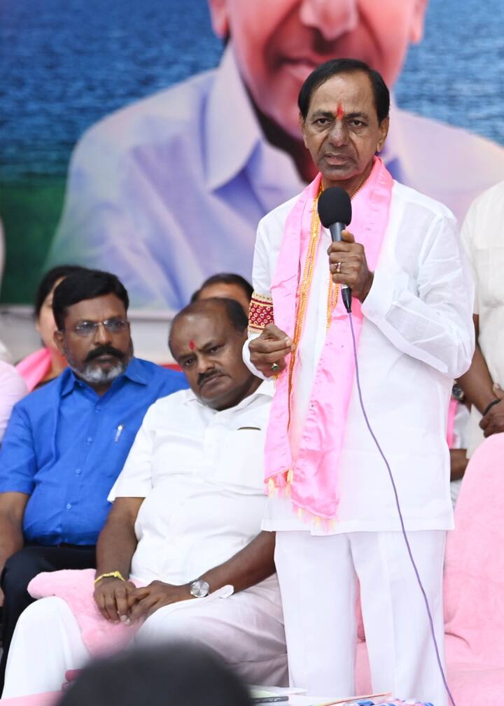 కర్నాటక మాజీ ముఖ్యమంతి, జేడీఎస్ నేత హెడీ కుమారస్వామి, ఆయన పార్టీకి చెందిన పలువురు ఎమ్మెల్యేలు, తమిళనాడుకు చెందిన వీసీకే పార్టీ అధినేత తిరుమావళన్తో పాటు ఎంపీలు భేటీకి హాజరయ్యారు.