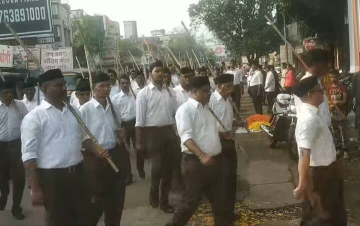 विविध प्रत्यक्षिकं सादर करत हा उत्सव साजरा केला जातो.