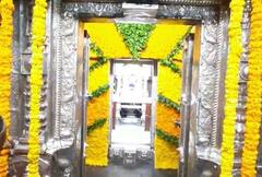 PHOTO : विजयादशमीनिमित्त विठ्ठल रखुमाईच्या गाभाऱ्याला झेंडूच्या फुलांची आकर्षक सजावट