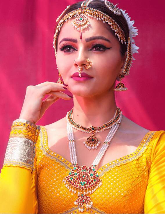 'क्लासिकल' लूकमध्ये रुबिना दिलैकचा मनमोहक अंदाज