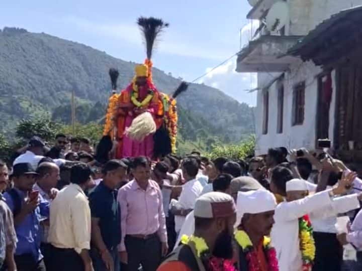 Pithoragarh After the end of Navratri Dola temple of Chomu Devta has been reached Uttarakhand ANN Pithoragarh News: नवरात्र खत्म होने के बाद चौमू देवता का डोला पहुंचा मंदिर, कंधों पर उठाकर की विदाई