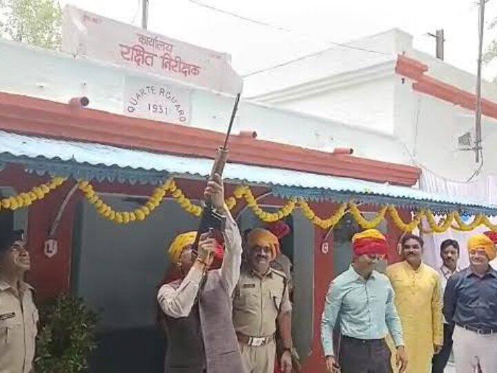 Madhya Pradesh DGP Sudhir Kumar Saxena performed weapon worship in Ujjain police line ANN Ujjain News: मध्य प्रदेशपुलिस ने की शस्त्र पूजा, डीजीपी और आईजी समेत बड़े अधिकारियों ने की हवाई फायरिंग