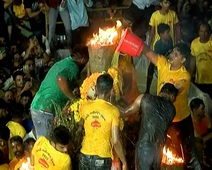 ગાંધીનગરઃ કોરોનાના બે વર્ષ બાદ સામાન્ય સ્થિતિમાં રૂપાલની પલ્લી યોજાઈ હતી. નોમની રાતે પરંમપારાગત પલ્લી યોજાઈ હતી. ગાંધીનગરમાં રૂપાલમાં માતાજીની પલ્લીમાં આજે ઘીની નદીઓ વહેવા લાગી હતી.