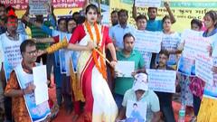 আন্দোলনকারী চাকরিপ্রার্থীদের অবস্থান মঞ্চে দুর্নীতির প্রতীকী অসুর বধ