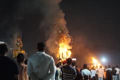 Vijayadashami 2022 : पाऊस बरसला तरी नागपुरकरांचा जोश कायम, कस्तूरचंद पार्कवर पारंपारिक पद्धतीने रावण दहन
