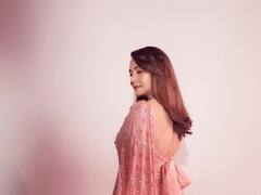 PHOTO: साडी विथ बॅकलेस ब्लाऊजमध्ये माधुरी दीक्षितने वेधलं लक्ष; पाहा फोटो!