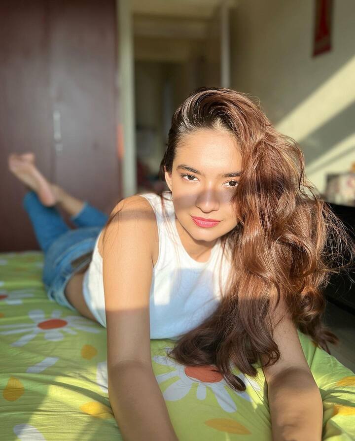 Anushka Sen gave a bold pose see her photos here | PHOTO: बेडवर पडून ...