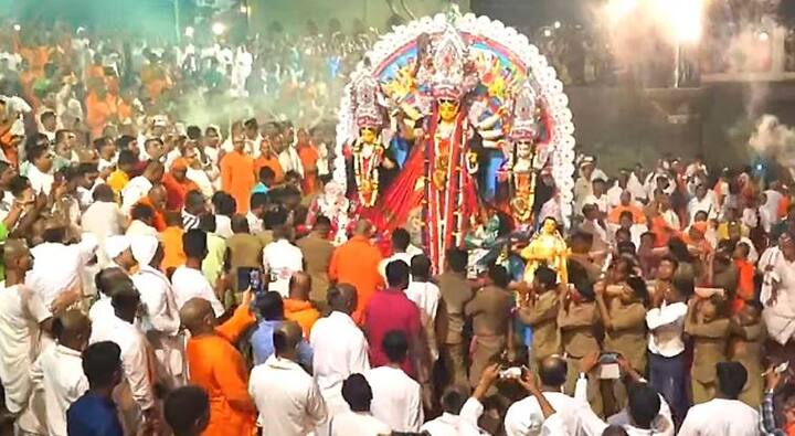 শুধু দু’চোখ ভরে মাকে দেখে নেওয়া আর ঢাকের তালে মনে মনে বলা, আসছে বছর আবার এসো মা৷