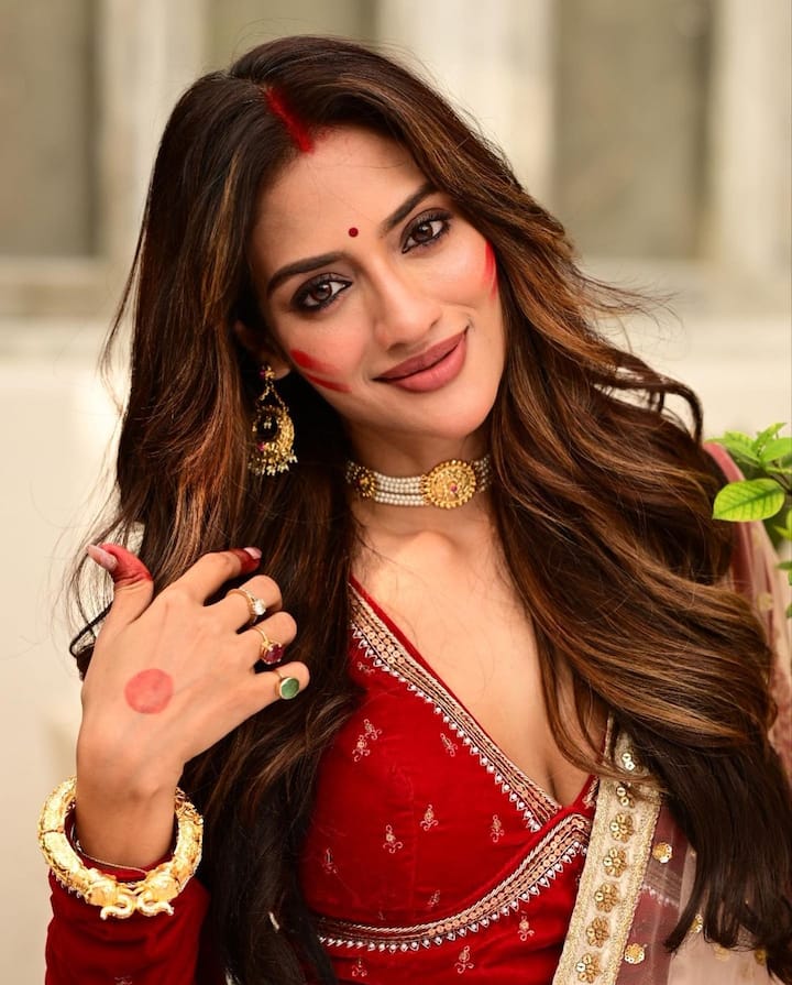 लाल चोली और सफेद लहंगे में नुसरत जहां के चेहरे का नूर देखते ही बन रहा है. मांग में सिंदूर और चेहरे पर गुलाल लगाए वो इन फोटोज में नजर आ रही हैं.