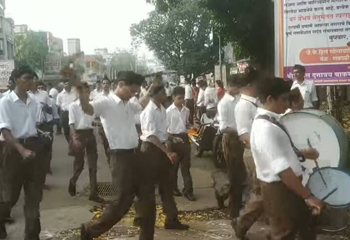 शहरातील अनेक स्वयंसेवक एकत्र येतात.