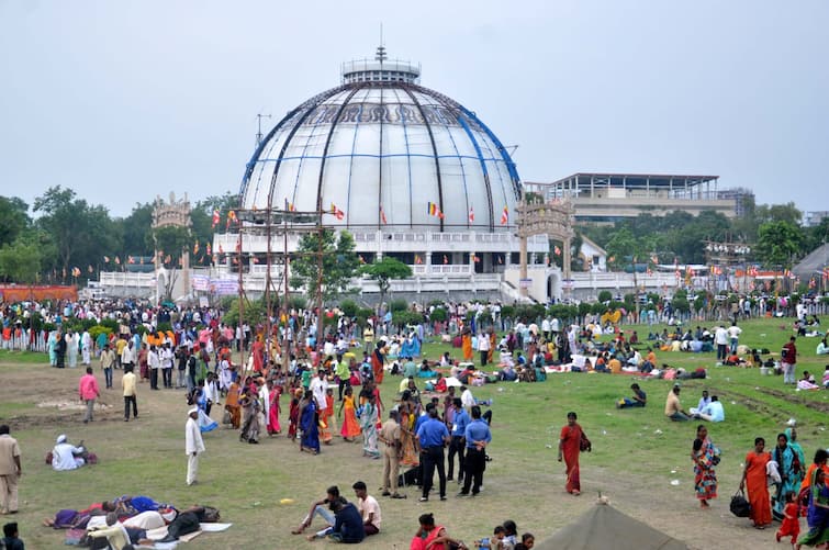 Nagpur News Updates Blue Dawn on the Deekshabhoomi thousands of people gather after three years Deekshabhoomi : दीक्षाभूमीवर पसरली निळाई.. धम्मचक्र प्रवर्तन दिनानिमित्त तीन वर्षानंतर उसळला भीमसागर