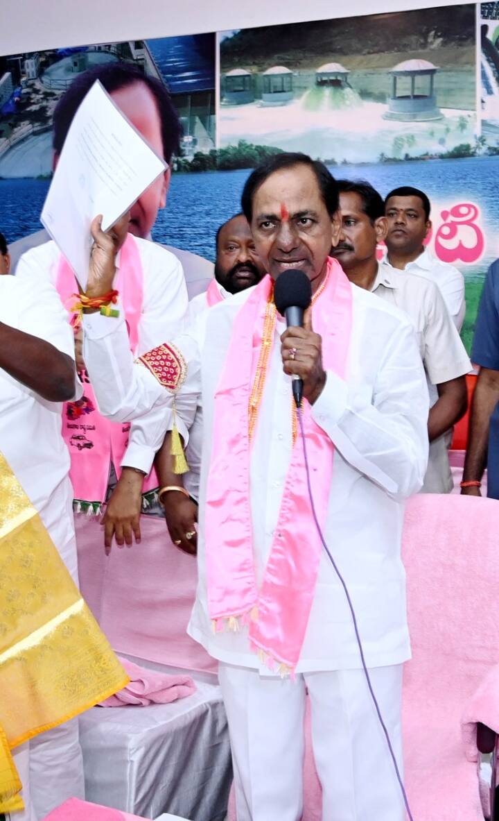 అనంతరం టీఆర్ఎస్ను జాతీయ పార్టీగా మారుస్తూ తీర్మానం ప్రవేశపెట్టారు.