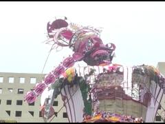 Dussehra 2022: लखनऊ-कानपुर में भारी बारिश से दशहरा कार्यक्रमों में खलल, कहीं टेढ़ा हुआ तो कहीं उखड़ा रावण का पुतला, देखें तस्वीरें