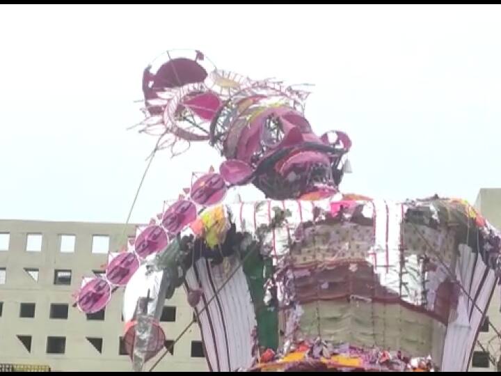 उत्तर प्रदेश में मानसून एक बार फिर सक्रिय हो गया है. बुधवार को राजधानी लखनऊ समेत कई जिलों में भारी बारिश हुई. मौसम विभाग ने इसकी जानकारी दी. दशहरे के दिन हुई बारिश के कारण कानपुर, लखनऊ और कई अन्य जिलों में जगह जगह रावण दहन स्थलों पर पानी भर गया जिसकी वजह से दशहरा के कार्यक्रमों में खलल पड़ा. नीचे की स्लाइड में देखें तस्वीरें.