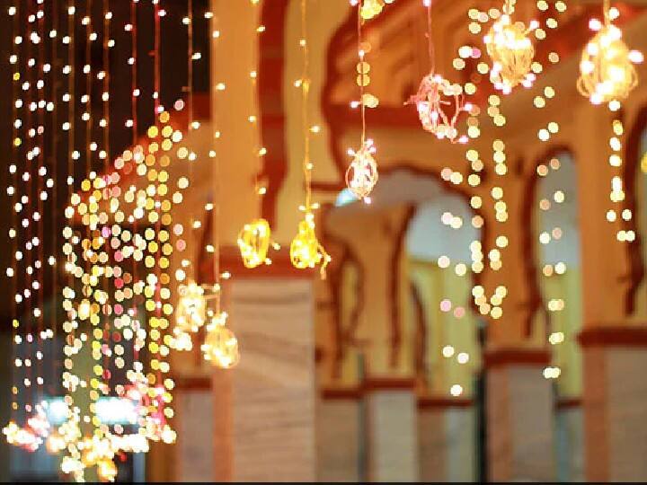 इलेक्ट्रिक सामान - दिवाली रौशनी का त्योहार है और मां लक्ष्मी वहीं निवास करती हैं जहां अंधेरा न हो. ऐसे में अगर घर की टाइट, ब्लब खराब हैं तो उन्हें दुरुस्त करवा लें. दीपावली पर घर के किसी भी कोने में अंधेरा होने से देवी लक्ष्मी रूठ जाती हैं.