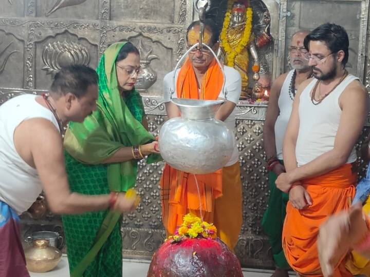 महाकाल की सवारी में शामिल हुए सीएम शिवराज सिंह चौहान, जनता को दिया महाकाल लोक के उद्घाटन कार्यक्रम का न्योता CM Shivraj Singh Chouhan invited the public to Mahakal Lok in the sawari of Mahakal ann महाकाल की सवारी में शामिल हुए सीएम शिवराज सिंह चौहान, जनता को दिया महाकाल लोक के उद्घाटन कार्यक्रम का न्योता