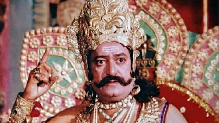 रामानंद सागर के रामायण के रामायण अरविंद त्रिवेदी का किरदार लोगों के जहन में आज भी जिंदा है. अरविंद त्रिवेदी को रामायण के किरदार में लोगों ने खूब पसंद किया. उन्होंने लोगों के दिलों पर अपनी अलग ही छवि छोड़ी थी. आज भी जब रावण का नाम आता है कि अरविंद त्रिवेदी का चेहरा आंखों के सामने आ जाता है.