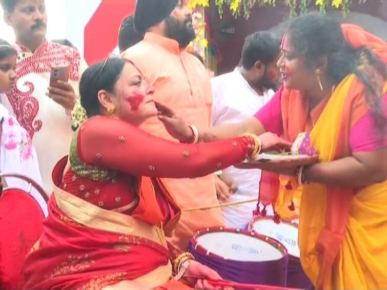 Durga Puja 2022 Agnimitra Paul Celebrates Bijaya Dashami with Sindhur Khera and Dhunuchi Dance Agnimitra Paul : রাজনীতির পরত সরিয়ে সিঁদুর খেলায় মাতলেন অগ্নিমিত্রা পাল, অংশ নিলেন ধুনুচি নাচে