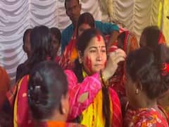 বিষণ্ণ মনে দেবী নিরঞ্জন, পাড়া পুজোয় সিঁদুর খেলায় মাতলেন তৃণমূল সাংসদ অপরূপা
