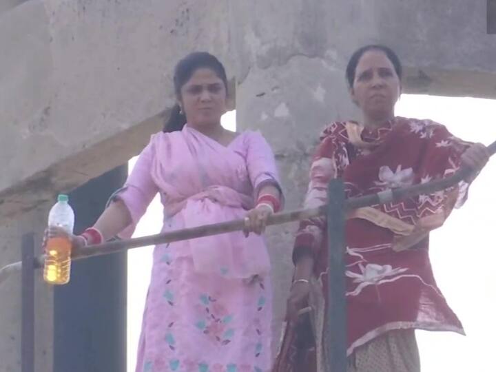 Punjab News To PTI Trained woman climbed on overhead water tank with bottle of petrol in Mohali Punjab News: पेट्रोल की बोतल लेकर पानी की टंकी पर चढ़ी दो महिलाएं, जानिए किस चीज की कर रही हैं मांग