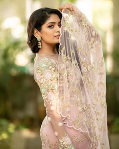 Aditi Shankar :  நவராத்திரி ஸ்பெஷலாக டிசைனர் புடவையில் அசத்திய க்யூட்டி!