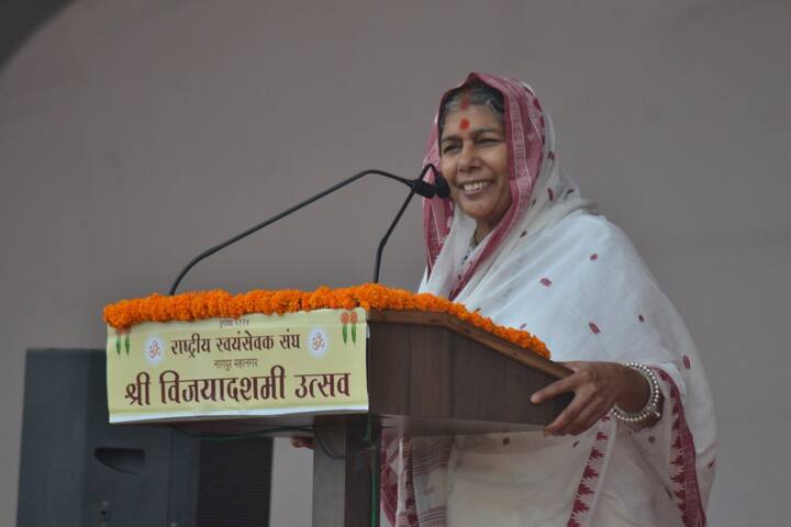 एव्हरेस्ट पर्वतावर यशस्वी चढाई करणाऱ्या संतोष यादव या जगातील पहिल्या आणि एकमेव महिला आहेत. त्यांच्या या कामगिरीबद्दल भारत सरकारने त्यांना पद्मश्री पुरस्काराने सन्मानित केले आहे. एव्हरेस्ट सर करणाऱ्या त्या सर्वात तरुण महिला होत्या.