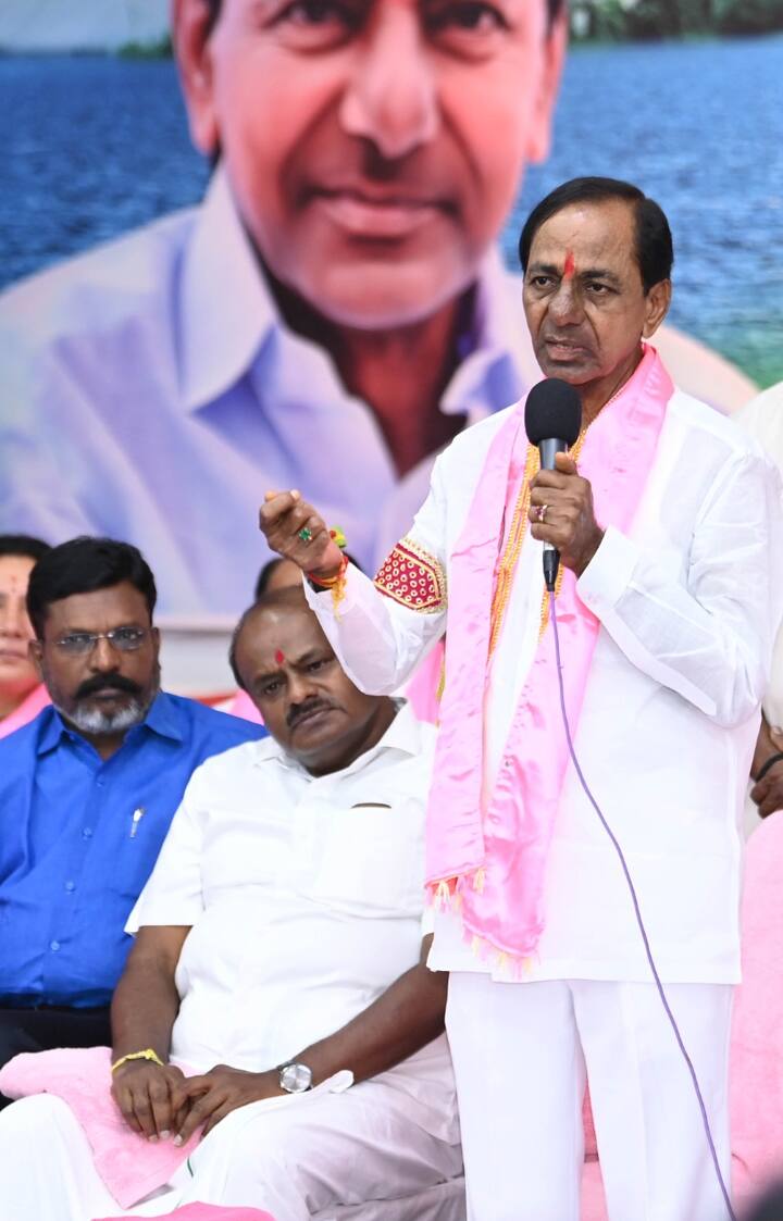 పార్టీ సర్వసభ్య సమావేశానికి హాజరైన పలు రాష్ట్రాల నేతల సమక్షంలో కేసీఆర్ ఈ ప్రకటన చేశారు. దీంతో హైదరాబాద్లోని తెలంగాణ భవన్ వద్ద బీఆర్ఎస్ పార్టీ శ్రేణులు మిఠాయిలు పంచి, బాణసంచా పేల్చి సంబురాలు చేసుకున్నారు.