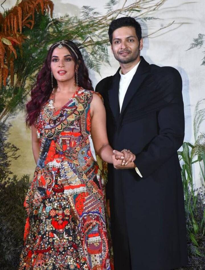 लखनऊ और दिल्ली में शादी के तमाम फंक्शन करने के बाद ऋचा चड्ढा और अली फजल ने मुंबई में ग्रैंड रिसेप्शन पार्टी (Richa Chadha Ali Fazal Reception) का आयोजन किया जिसमें बॉलीवुड की तमाम हस्तियों ने शिरकत की.