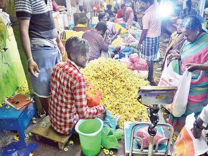Massive flower sale in Thanjavur due to ayudha poojai festival தஞ்சையில் களைகட்டிய பூ வியாபாரம்... விலை அதிகரித்தாலும் அசராமல் வாங்கிய மக்கள்!