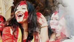 উৎসব শেষে সিঁদুরখেলায় মাতলেন ঋতুপর্ণা সেনগুপ্ত