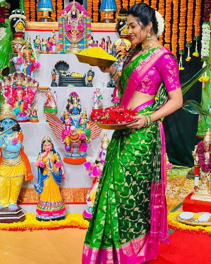 బొమ్మల కొలువు మధ్య కొండపల్లి బొమ్మలా కనిపిస్తోన్న అందాల దివి. Image Credit: Divi Vadthya/ Instagram