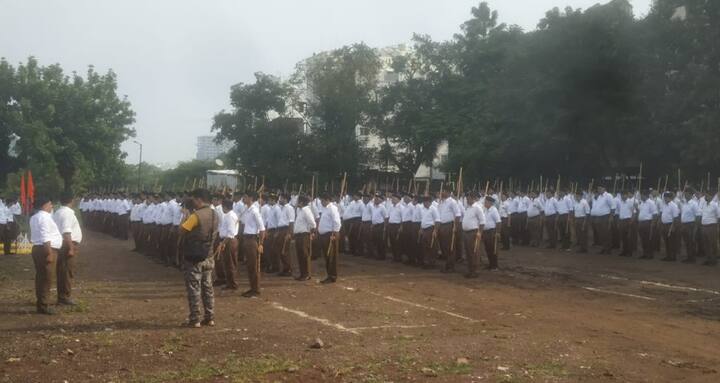 संघाच्या शेकडो स्वयंसेवकांनी पथसंंचलनासाठी हजेरी लावली होती.