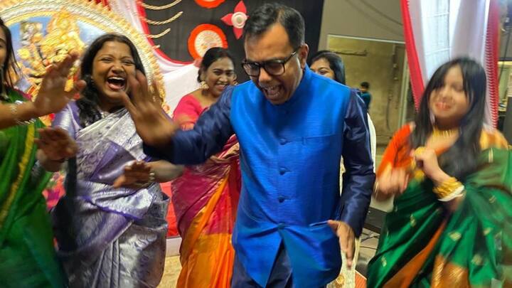 পুজো ঘিরে চলেছে তুমুল উদযাপন। হয়েছে দেদার আড্ডা, নাচ-গান। তাই একটি মুহূর্ত।