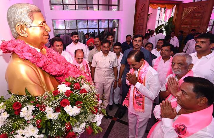 తెలంగాణ రాష్ట్ర సమితి అధ్యక్షుడు, ముఖ్యమంత్రి కల్వకుంట్ల చంద్రశేఖర్రావు నేతృత్వంలో టీఆర్ఎస్ పార్టీ సర్వసభ్య సమావేశం జరిగింది.