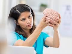 Seizures : ਸੀਜ਼ਰਸ ਜਾਂ ਦੌਰੇ ਪੈਣ ਦੇ ਕੀ ਹੋ ਸਕਦੇ ਕਾਰਨ, ਕੀ ਨੇ ਇਸ ਦੇ ਲੱਛਣ ਤੇ ਇਲਾਜ ਤੇ ਕਦੋਂ ਡਾਕਟਰ ਕੋਲ ਜਾਣ ਦੀ ਪੈਂਦੀ ਜ਼ਰੂਰਤ