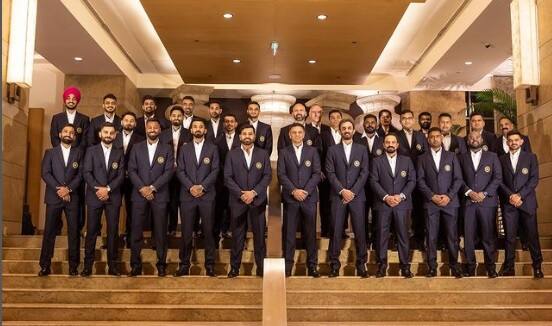 টি-টোয়েন্টি বিশ্বকাপ খেলতে অস্ট্রেলিয়া উড়ে গেল ভারতীয় ক্রিকেট দল। রোহিত শর্মার নেতৃত্বে টুর্নামেন্টে খেলতে নামবে টিম ইন্ডিয়া।