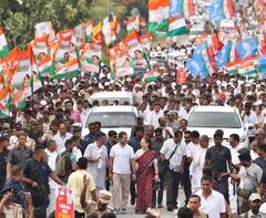 Karnataka: भारत जोड़ो यात्रा में राहुल गांधी के साथ शामिल हुईं सोनिया गांधी, देखिए तस्वीरें