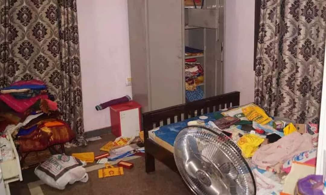 Trichy: 90 pounds of jewels-Rs. 70 thousand stolen by breaking the door of a house in Trichy திருச்சியில் வீட்டின் கதவை உடைத்து 90 பவுன் நகை, ரூ.70 ஆயிரம் கொள்ளை