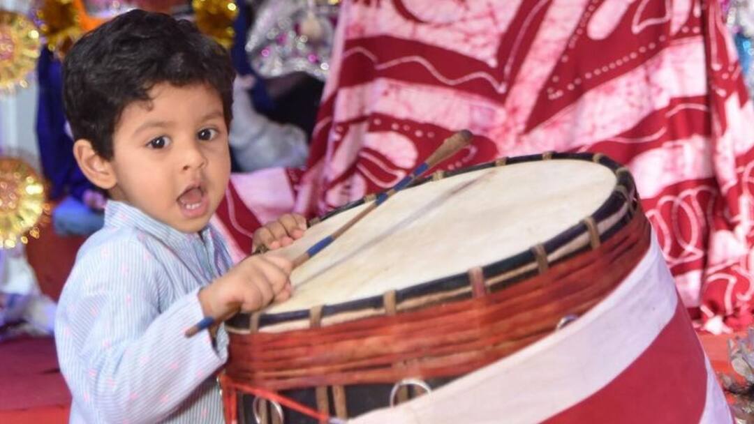 Yuvaan Update: কাঠি হাতে ঢাক বাজাতে ব্যস্ত ইউভান, বিষাদের দিন মন ভাল করা ছবি শেয়ার রাজের Yuvaan Update: Raj Chakraborty and Subhasree Ganguly's son Yuvaan tried to play dhak, Director shares photo Yuvaan Update: কাঠি হাতে ঢাক বাজাতে ব্যস্ত ইউভান, বিষাদের দিন মন ভাল করা ছবি শেয়ার রাজের